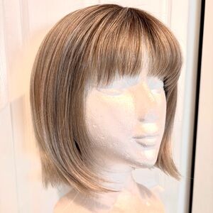 Rene of Paris ARIA Heat Friendly Short Bob with Bangs! Like new! Mushroom Blonde